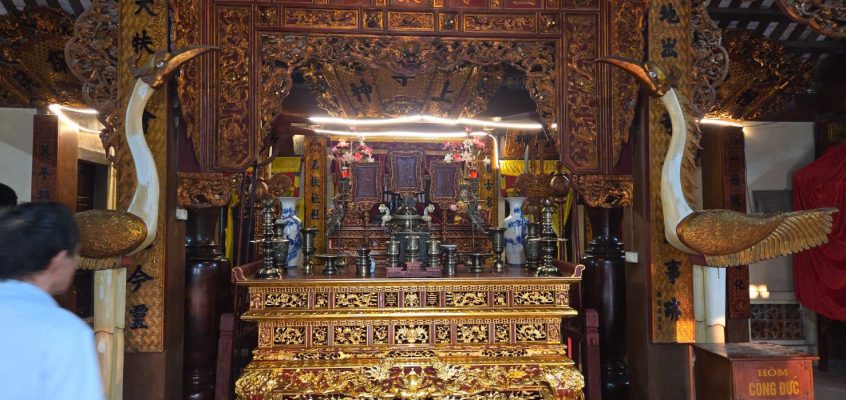 Bộ sập thờ do Hội đồng niên 1978 cung tiến Đình làng La Dương năm 2025